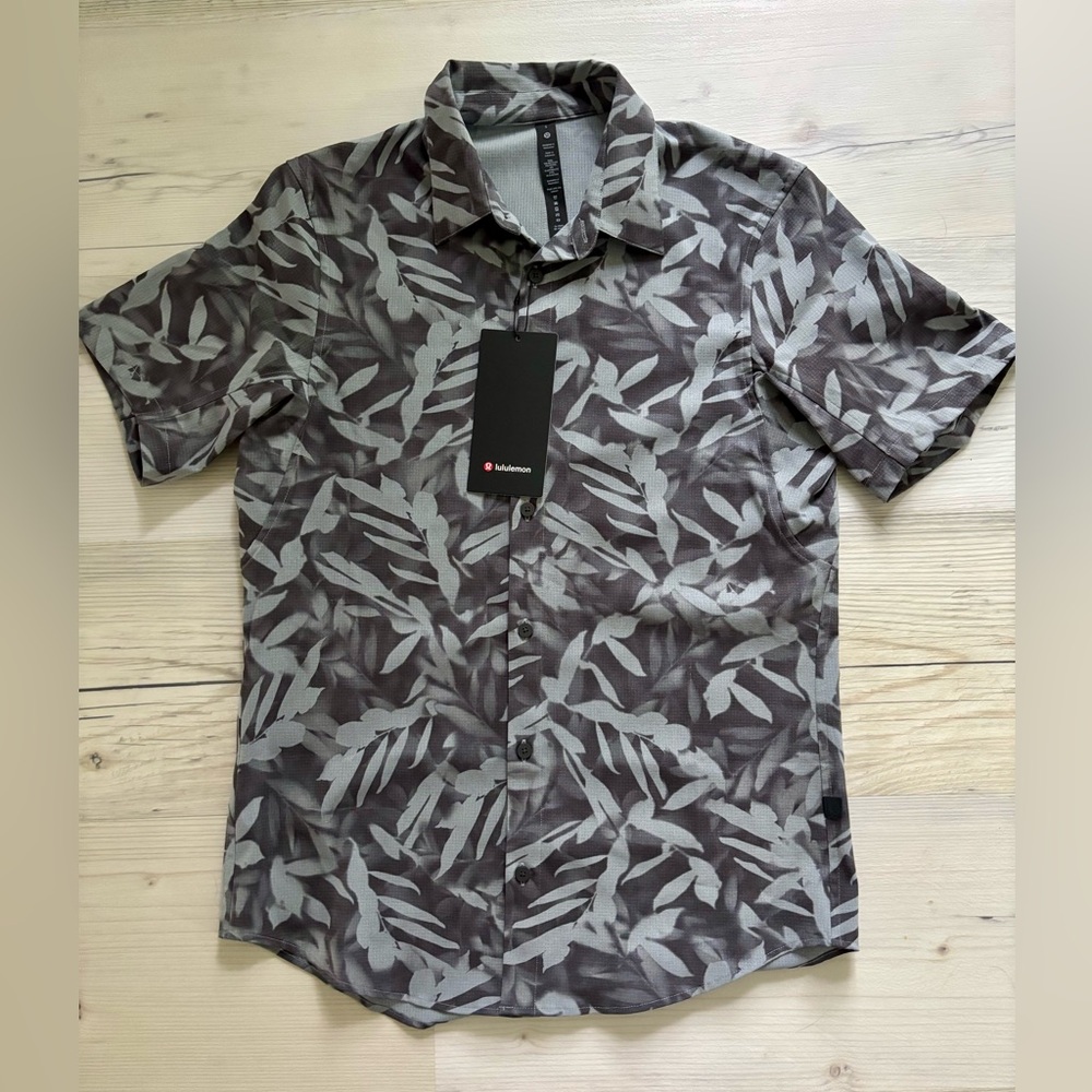 NWT Lululemon Airing Easy Short Sleeved Button Down Shirt Size Small